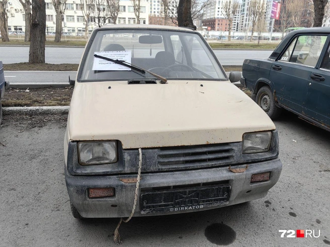 Жильцы и сами ведут борьбу с теми, кто «перевешивает» номера. Под дворники засунули бумагу о том, что они против | Источник: Павел Красоткин / 72.RU