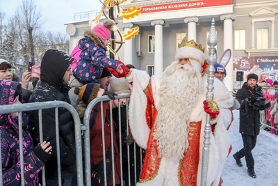 Поезд Деда Мороза прибыл в Нижний Новгород, привлекая семьи с детьми