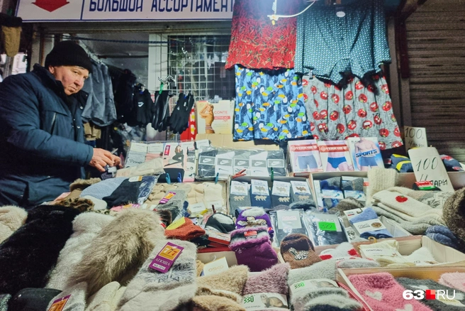 А напротив продают носки, трусы и варежки | Источник: Роман Данилкин / 63.RU