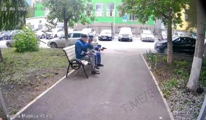 Мужчина целится в землю | Источник: БашДТП / T.me
