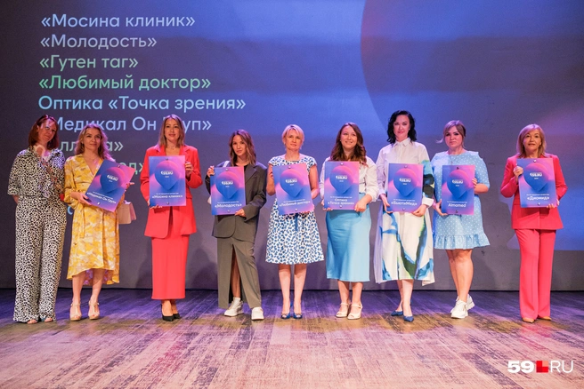 Начнем наш фоторепортаж с общих фото финалистов в каждой номинации. На этом снимке руководители и владельцы лучших, по мнению пермяков, частных медицинских центров | Источник: Тимофей Калмаков
