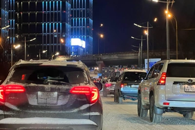 Jimny и Pajero вытащили застрявшую фуру во Владивостоке