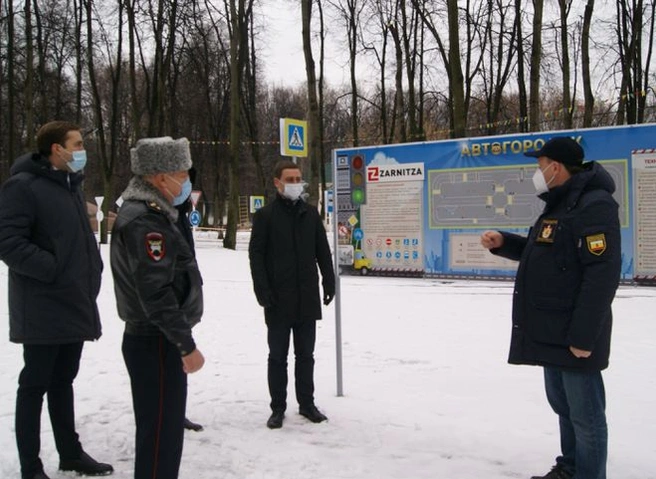 Начальник рязанской ГИБДД и зампред правительства проверили автогородок в ЦПКиО | ya62.ru
