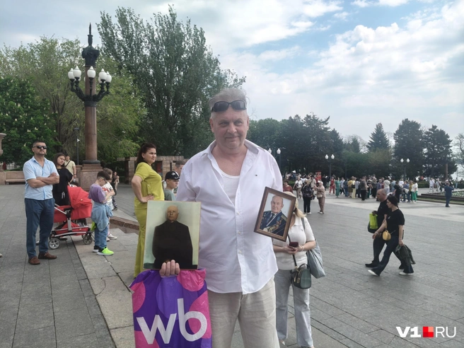 Справа — отец Сергея, слева — его родственник | Источник: Мария Умнова / V1.RU
