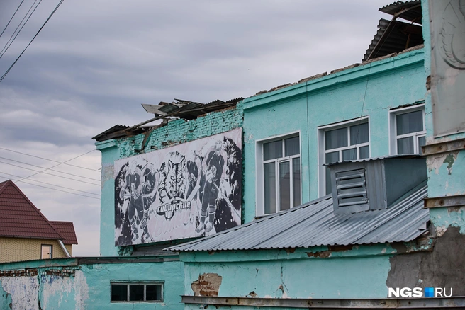 По словам учеников, в старом здании последовательно располагались училище, жилой дом, госпиталь и школа. Ресурс кирпичная постройка с деревянными перекрытиями выработала не меньше 13 лет назад | Источник: Александр Ощепков / NGS.ru