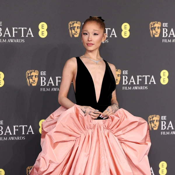 Пучок с бантом: Ариана Гранде показала нарядную прическу на премии BAFTA 2025