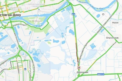 Горящая фура заблокировала движение на трассе М-4 под Ростовом