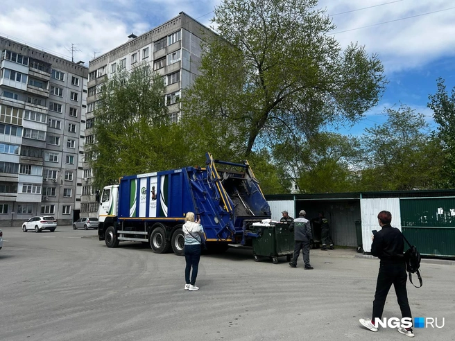 Чтобы загрузить мусоровоз сзади, водителю нужны двое помощников. Или хотя бы один, но тогда работать за грузчика придется и самому | Источник: Анна Скок / NGS.ru