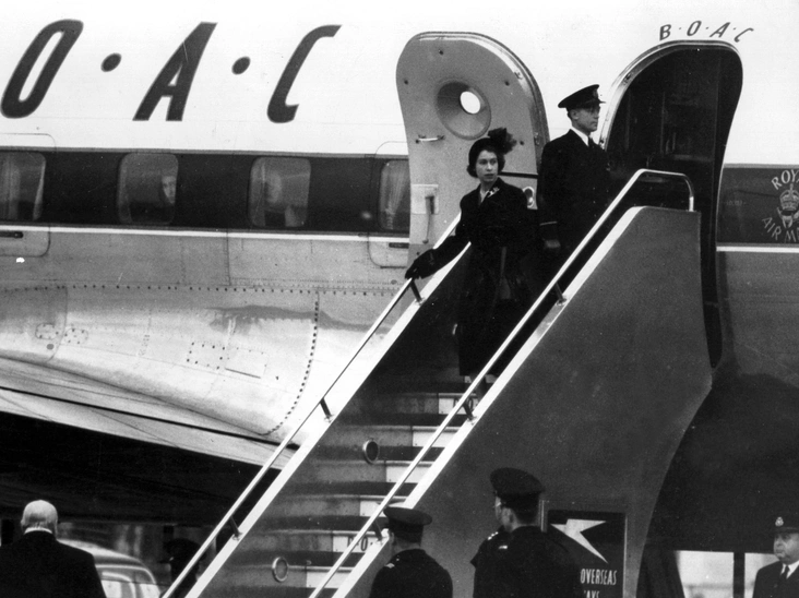 Елизавета II возвращается в Лондон из Кении после известия о гибели Георга VI, 7 февраля 1952