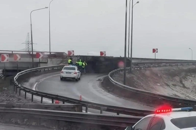 Грузовик перекрыл съезд с КАД, есть погибший