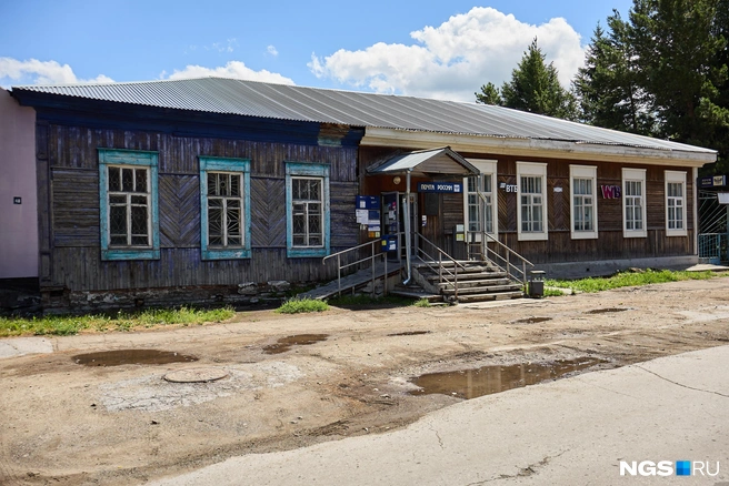 Почтовая контора занимает одно и то же историческое здание уже второй век подряд. В одном из домов, относящихся к почтовой станции, в 1890 году провел три дня Антон Павлович Чехов. Правда, не по собственной воле: качеством дорог будущая Новосибирская область не отличалась на протяжении всей своей истории, и в Колывани писатель был вынужден задержаться | Источник: Валерия Киселева / NGS.RU