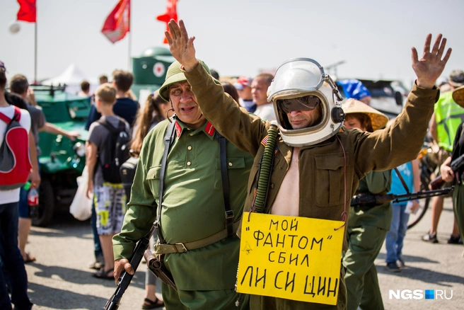 А вот снимок с фестиваля, который прошел в 2019 году. Некоторые участники авиашоу подбирали себе яркие образы | Источник: Александр Ощепков / NGS.RU
