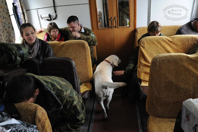 После отпуска пограничники возвращаются на заставы с жёнами — те живут в местах службы вместе с ними | Источник: Евгений Епанчинцев