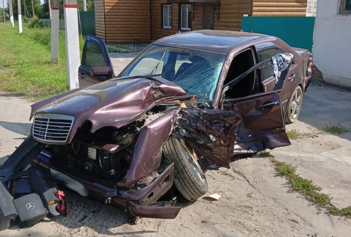 На трассе в Воронежской области произошла авария с участием Mercedes и  грузовика - 21 июля 2023 - ВОРОНЕЖ1.ру