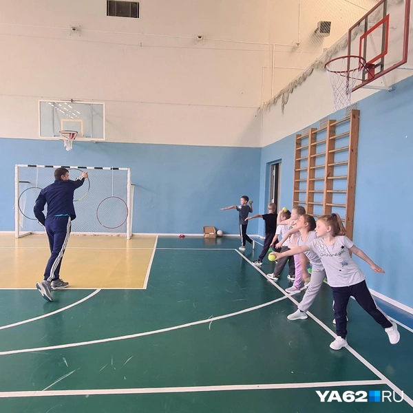 Ребята повторяют движения за своим наставником | Источник: Светлана Коновалова / YA62.RU