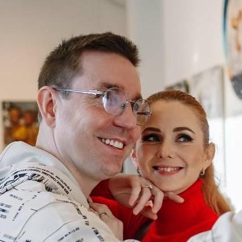 «Новый опыт в инвалидной коляске»: больной раком муж Лены Катиной перенес операцию на позвоночнике