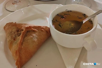 Эчмочмак иногда подают с горячим бульоном | Источник: Дарья Кливенкова / CHITA.RU