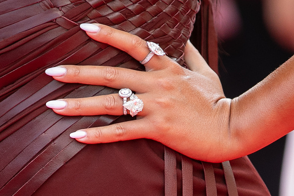 Что носит невеста самого богатого футболиста на планете в Каннах? Три помолвочных кольца с огромными бриллиантами одновременно