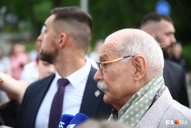 Никиту Михалкова сопровождала охрана | Источник: Владислав Лоншаков / E1.RU
