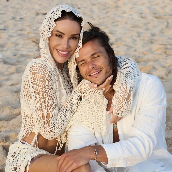 Айза и Степан эффектно вернулись в шоу и сразу стали ставить на место своих обидчиков | Источник: aizalovesam / Instagram (экстремистская организация, деятельность запрещена на территории РФ)