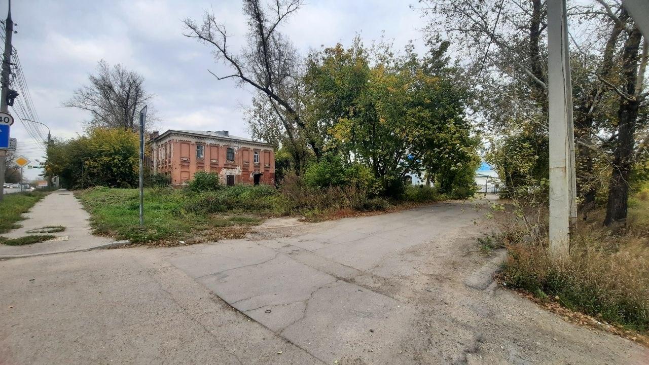 От Вознесенского монастыря осталась маленькая церковь, остальное — двор жилых домов | Источник: Виктор Лучкин / «ИрСити»