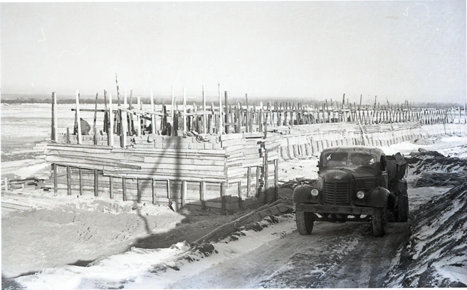 Строительство подпорной стены набережной под Красноармейским спуском. 1955 год | Источник: фотофонды Самарского областного госархива социально-политической истории и Центрального госархива Самарской области