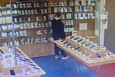 Подростки украли iPhone из магазина в Екатеринбурге