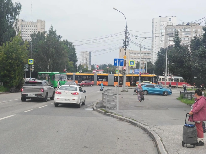 Движение автомобилей также затруднено из-за трамвая, преградившего путь. | Источник: читатель E1.RU Никита