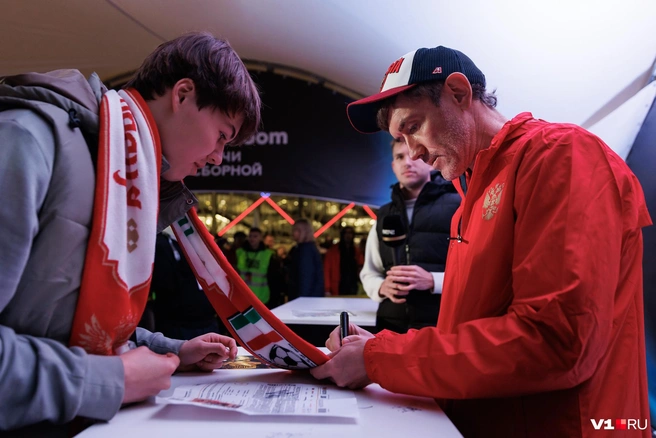 Не важно, на чем был автограф. Главное — чей! | Источник: Алексей Волхонский / V1.RU