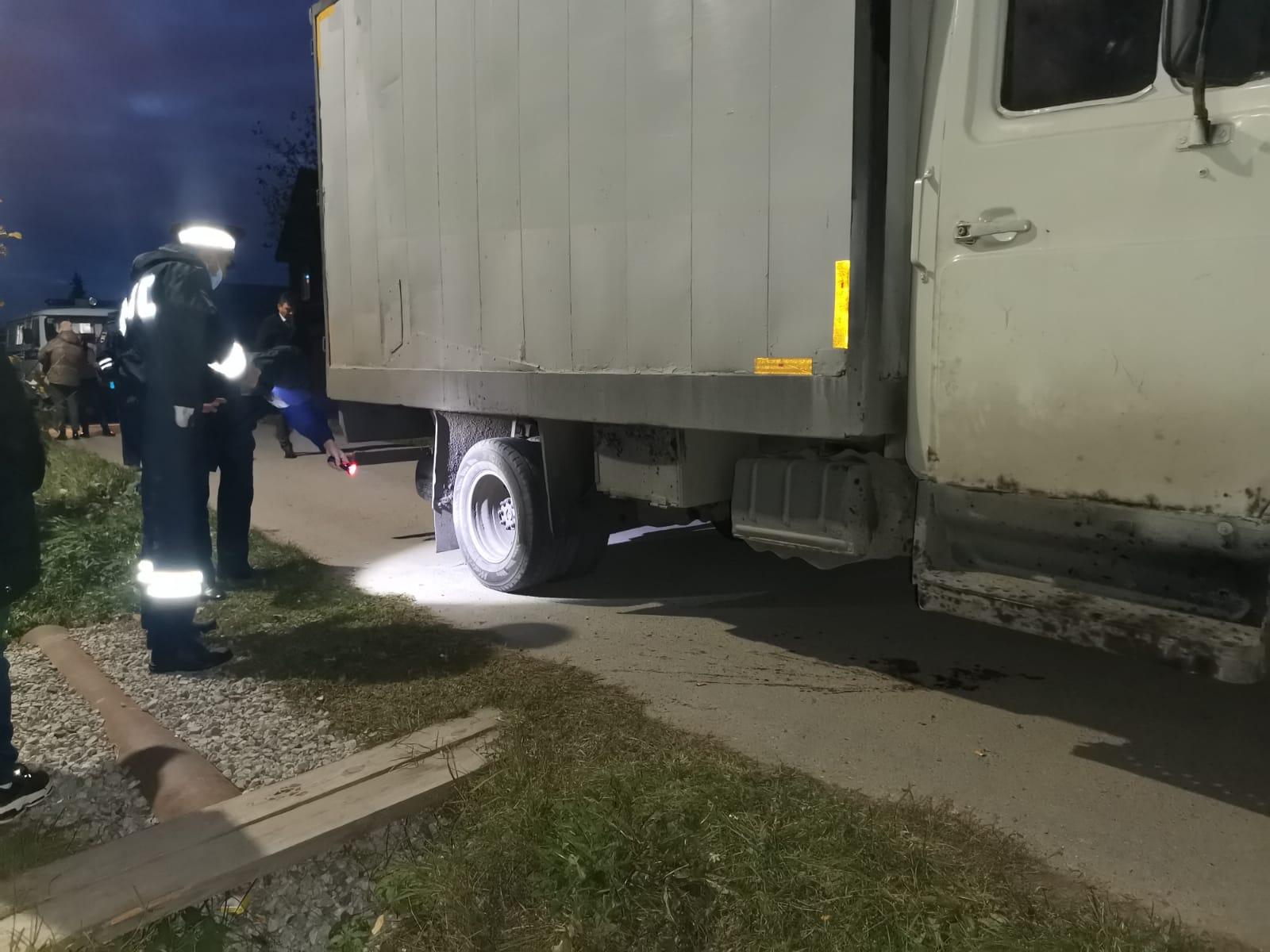 В поселке Кедровка погибла девочка: она забралась под колесо ЗИЛа. 29  сентября 2021 года - 29 сентября 2021 - Е1.ру