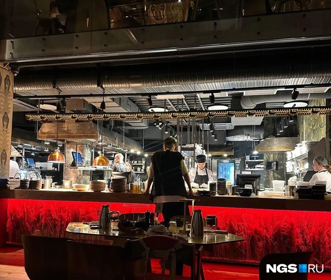 Владельцы вложились в интерьер ресторана, а гости могут из зала наблюдать за происходящим на кухне | Источник: Кристина Келлер / NGS.RU