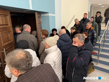 На входе образовалась очередь | Источник: Евгений Софийчук / NGS55.RU