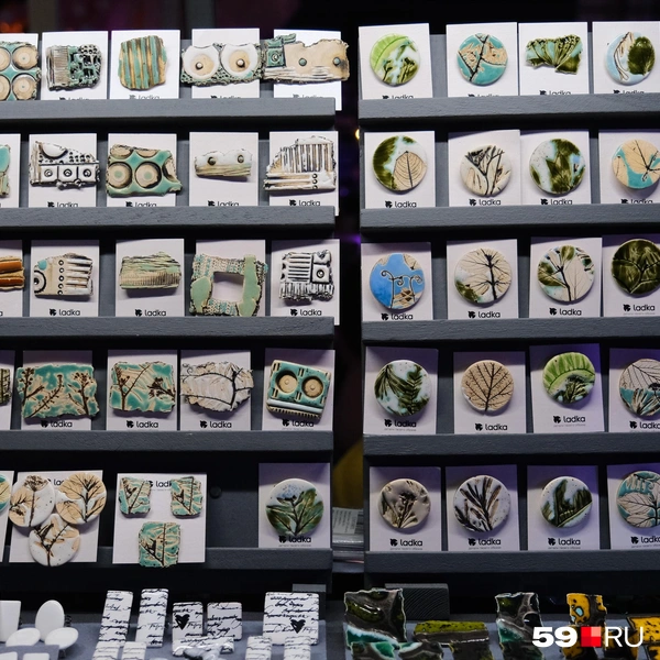 Есть на ярмарке и украшения&nbsp;— например, в природном стиле | Источник: Тимофей Калмаков / 59.RU