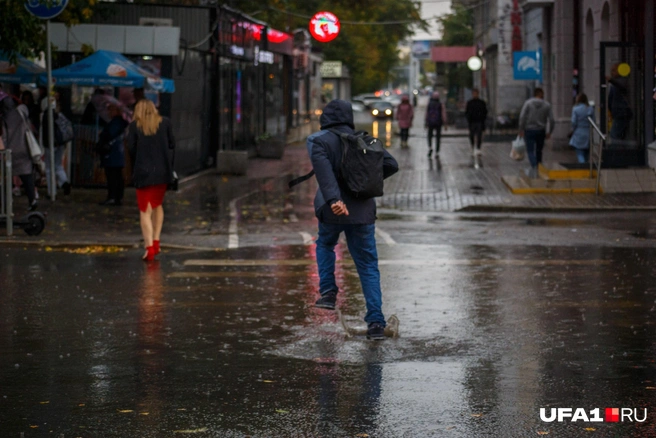 А этот мужчина резко ускорил шаг — может, заметил среди общей серости девушку в красной юбке и решил познакомиться?