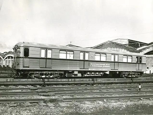 С 1966 года в Ленинград начали поступать ещё более совершенные вагоны типа «Е». Они были легче, быстрее и имели более широкие двери. Однако их использование в ленинградском метро ограничивалось Кировско-Выборгской линией, так как только на ней не было станций закрытого типа. | Источник: ГУП «Петербургский метрополитен»