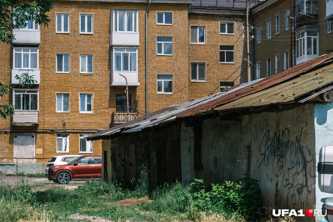 Во дворах можно найти старый гаражный кооператив, например | Источник: Булат Салихов / UFA1.RU