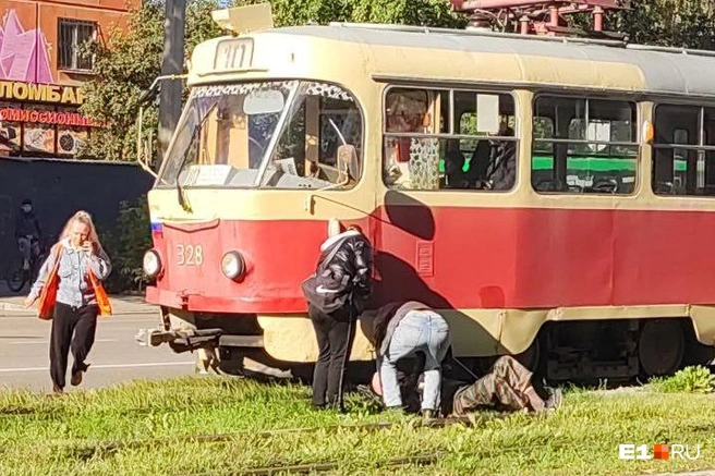 Соцсети: человек попал под трамвай в кузбасском городе