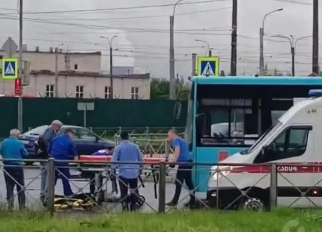 Молодой самокатчик попал под колёса автобуса в Рыбацком. Он в тяжёлом состоянии | Источник: Мегаполис | ДТП и ЧП | Санкт-Петербург | Питер / Телеграм