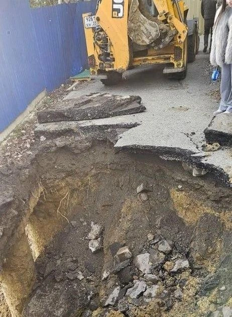 Под слоем асфальта образовалась скрытая полость, объемом более 20 кубических метров | Источник: МЦУ Сочи