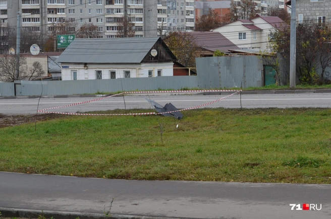 Обломок БПЛА, который лежал на обочине дороги, ближе к проезду Вильямса | Источник: Максим Улитов / 71.RU