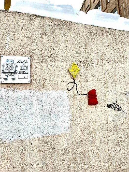 Художник надеется, что роботы подружатся с принцессами | Источник: Street art hunter Samara / T.me