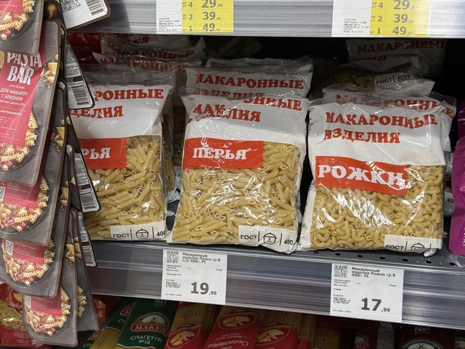 Рука так и тянулась взять макароны подороже, но разницы в них я не увидела совсем | Источник: Полина Шевчукова / NGS22.RU