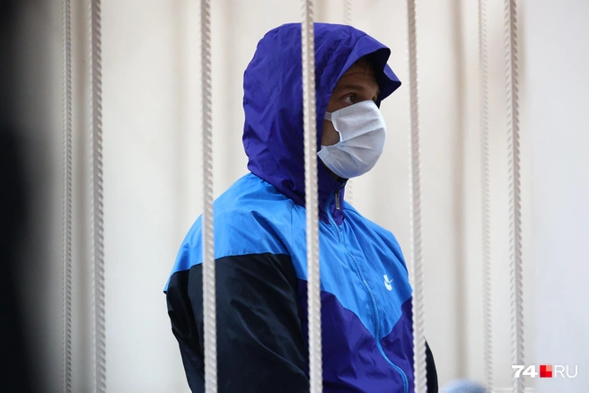 Полицейский постарался максимально скрыть свою внешность от присутствующих в зале суда | Источник: Наталья Лапцевич