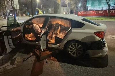 В Воронеже BMW влетел в ограждение, дерево и здание