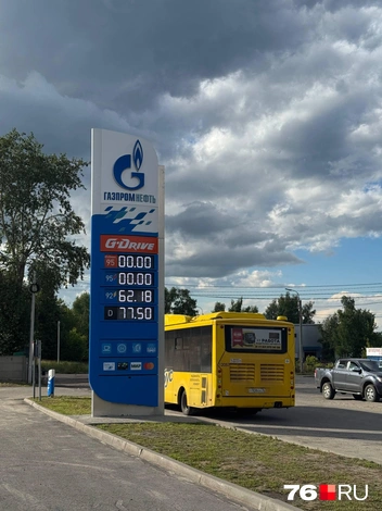 На заправке «Газпромнефть» на Силикатном шоссе, 2 остался лишь 92-й бензин и дизель | Источник: Александр Куренной / 76.RU
