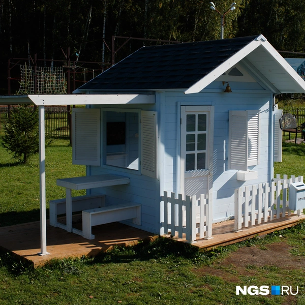 Взрослые не спеша обойдут парк минут за 30 (это если не фотографироваться), а вот с детьми придется запланировать полноценную прогулку. Горячим чаем можно разжиться здесь же в кафе | Источник: Андрей Бортко / NGS.RU