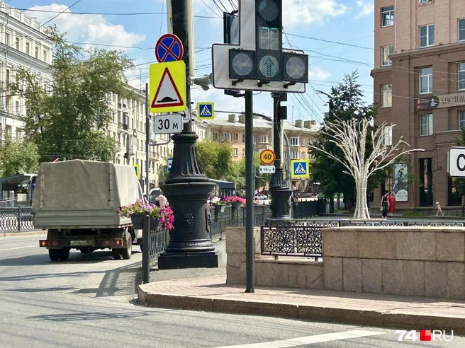 Единственное место, где кашпо с петуниями пока остаются,&nbsp;— площадь Революции | Источник: Михаил Шилкин