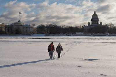 Солнце присоединилось к петербуржцам на прогулках по льду