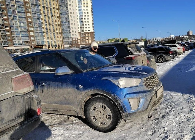 «Вот такая картина сегодня в „Ньютоне“ у Дворца пионеров, куда ходят детки на занятия,&nbsp;— написала автор снимка. —&nbsp;Прекрасная девушка-водитель не отъехала с пешеходной дорожки, даже когда я ее попросила и показала, что она просто перекрыла проход пешеходам. Пробираемся через снежную кучу! 🤣» | Источник: читатель 74.RU
