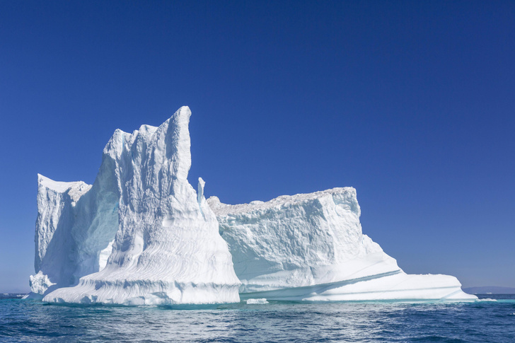 Почему при таянии айсбергов повышается уровень воды, а при таянии льда в стакане с жидкостью — нет?